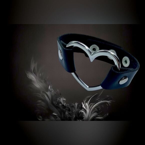 Heart Bracelet l Wristband l Black l Soft PU Leather l 3-snap adjustment l New - Picture 7 of 7